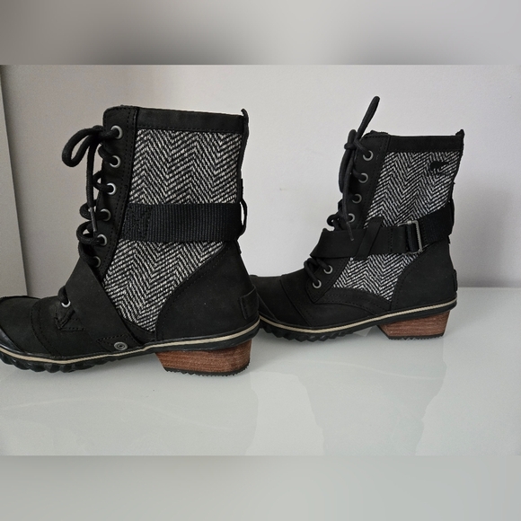 SOREL leather lace up slimboot in black and grey. SIZE 7 - Picture 5 of 13
